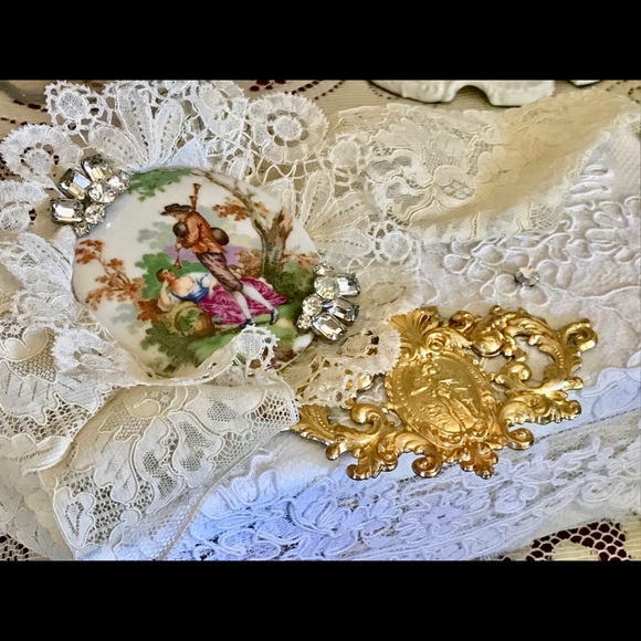 Vintage Lane Cedar Bride’s Hope Chest, Vintage Lace, Jewelry, Linens, Cameo NWT - Picture 14 of 14